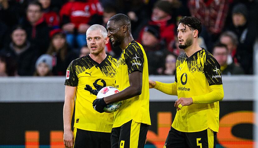 Brachte den BVB in F&uuml;hrung: Ramy Bensebaini (r.).