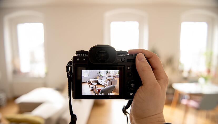 Keine privaten Details teilen: Für die Arbeit mit KI muss man oft Fotos von der Wohnung machen. Doch nicht alle Einzelheiten sollten darauf zu sehen sein. Keine privaten Details teilen: Für die Arbeit mit KI muss man oft Fotos von der Wohnung machen. Doch nicht alle Einzelheiten sollten darauf zu sehen sein.