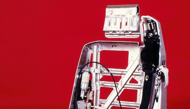 Integralsitze: Dreipunkt-Gurtsystem, Gurtstraffer, die Gurth&ouml;henverstellung und die damit gekoppelte Kopfst&uuml;tzenverstellung integrierte Mercedes in den Sitz.