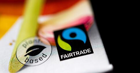 Ist eine Lebensmittelverpackung mit einem Fairtrade-Siegel gekennzeichnet, müssen alle Zutaten zu 100 Prozent aus Fairtrade zertifizierten Rohstoffen bestehen.