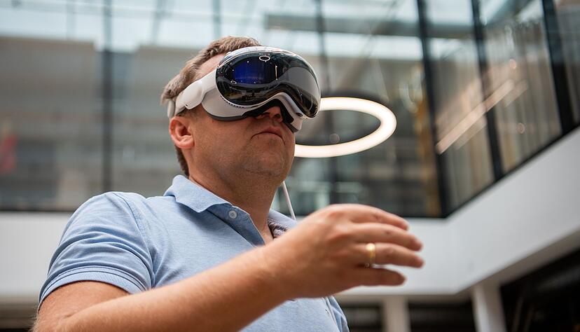 Daumen und Zeigefinger zusammenzubringen, hat bei der Nutzung der Vision Pro den Effekt eines Mausklicks. Der Blick steuert dabei sozusagen den Cursor.