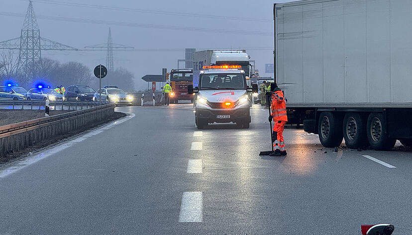 Nach einem Unfall auf der Autobahn bei Regensburg sind Helfer und Polizei im Einsatz. Bei einer Serie von Unfällen auf eisglatter Straße ist auf der Autobahn 3 bei Regensburg mindestens ein Mensch gestorben. Nach einem Unfall auf der Autobahn bei Regensburg sind Helfer und Polizei im Einsatz. Bei einer Serie von Unfällen auf eisglatter Straße ist auf der Autobahn 3 bei Regensburg mindestens ein Mensch gestorben.
