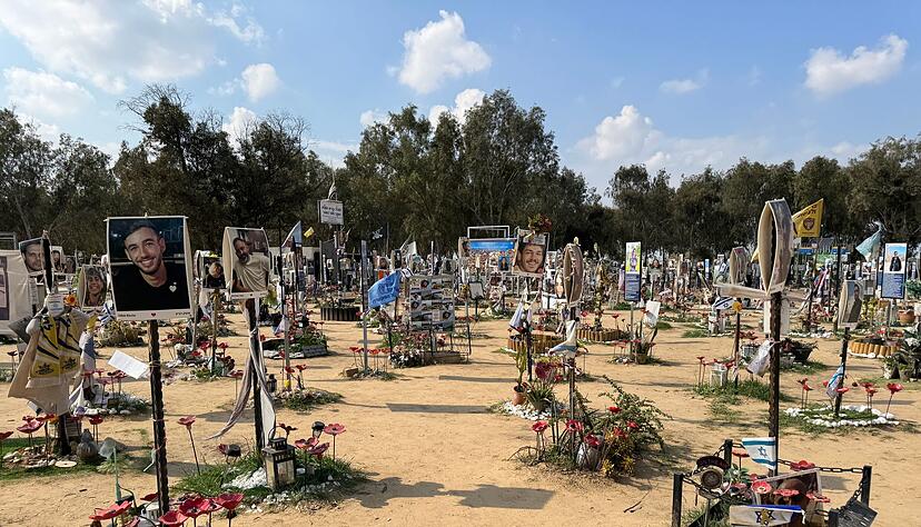 Springhart besucht das Gel&auml;nde des Nova Festivals, auf dem der Opfer des Massakers vom 7. Oktober 2023 gedacht wird.