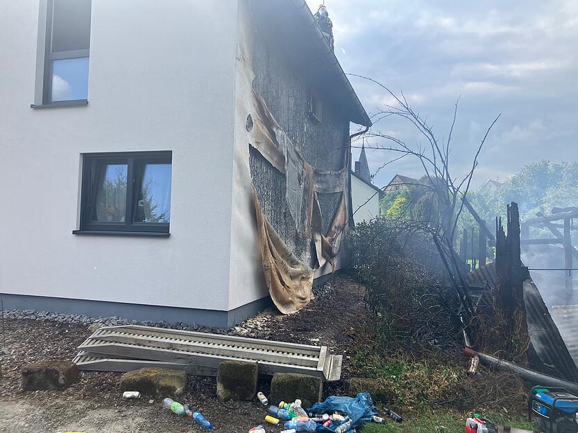 Die Flammen griffen auf ein Haus über.