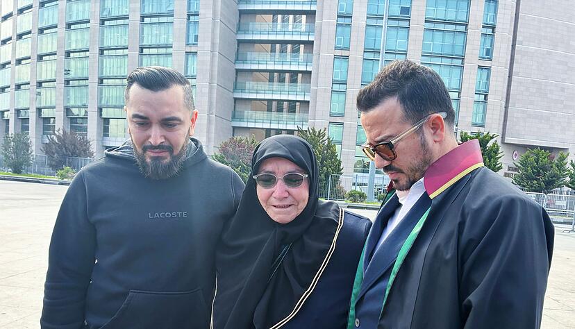 Die Hinterbliebenen der in Istanbul verstorbenen Familie aus Hamburg sind zum Prozessauftakt in Begleitung ihres Anwalts Yasar Balci (rechts) erschienen.