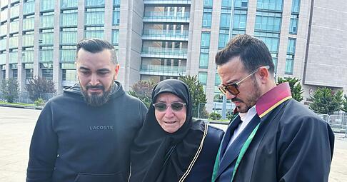 Die Hinterbliebenen der in Istanbul verstorbenen Familie aus Hamburg sind zum Prozessauftakt in Begleitung ihres Anwalts Yasar Balci (rechts) erschienen.