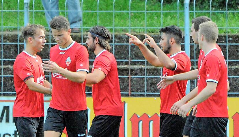 Endlich wieder einen Punktgewinn bejubeln &minus; das w&auml;r’s f&uuml;r den VfB Eppingen. Manuel Hecker (3. von links) wird das definitiv nicht k&ouml;nnen. F&uuml;r die Partie in Schwetzingen muss er aus privaten Gr&uuml;nden passen.Foto: Klaus Kr&uuml;ger