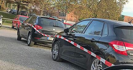Vergangene Woche kontrollierten Mitarbeiter des Ordnungsamts auf der Theresienwiese ganz genau. Den kostenlosen Parkbereich sperrten sie mit Band ab.
Foto: Yilmaz