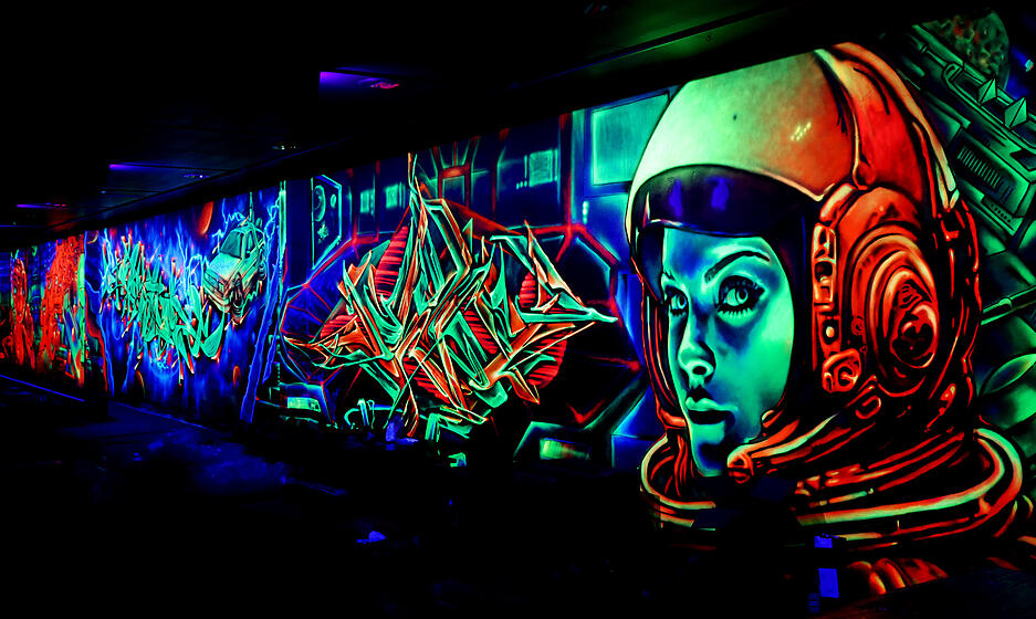 Die angeblich längste mit Neon-Farben gestaltete Schwarzlichtwand ist im Wollhaus entstanden.