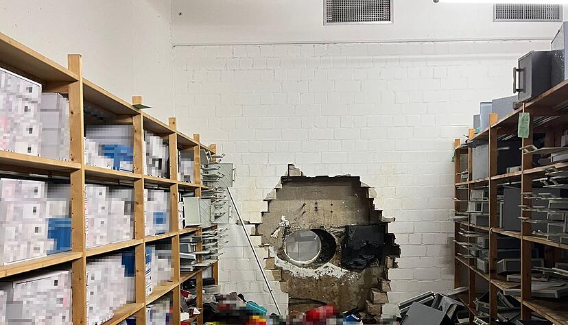 Zahlreiche Unterlagen liegen auf dem Boden des Tresorraums.