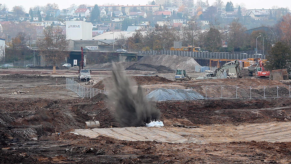 Kampfmittel-Experten sprengen auf dem künftigen Buga-Gelände im November 2014 Tellerminen aus dem Zweiten Weltkrieg. Neun Tonnen alte Munition und verrostete Kanonen sind bisher während der Baggerarbeiten aufgetaucht.