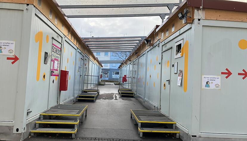 Die Neckartalschule ist während des Baus des neuen Gebäudes in Containern bei der Dammrealschule untergebracht. Es fehlt ein Schutz für verregnete Pausen. Die Neckartalschule ist während des Baus des neuen Gebäudes in Containern bei der Dammrealschule untergebracht. Es fehlt ein Schutz für verregnete Pausen.