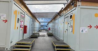 Die Neckartalschule ist während des Baus des neuen Gebäudes in Containern bei der Dammrealschule untergebracht. Es fehlt ein Schutz für verregnete Pausen.