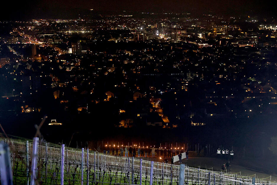Am Heilbronner Wartberg sind am 4. Dezember die Lichter der Fackelmahnwache zu sehen.