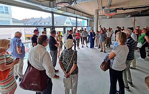 Bei ihrem Baustellenrundgang hat der Gemeinderat auch Station in der Stadtbücherei gemacht, die modernisiert und vergrößert wird. Bei ihrem Baustellenrundgang hat der Gemeinderat auch Station in der Stadtbücherei gemacht, die modernisiert und vergrößert wird.