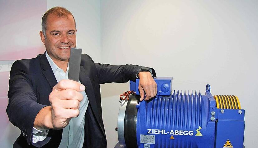 Magnete aus Seltenen Erden, die Vorstandsvorsitzender Joachim Ley hier zeigt, sind bisher Standard in vielen Aufzugsantrieben. Ziehl-Abegg hat einen elektrischen Antrieb entwickelt, der ohne Seltene Erden auskommt. Magnete aus Seltenen Erden, die Vorstandsvorsitzender Joachim Ley hier zeigt, sind bisher Standard in vielen Aufzugsantrieben. Ziehl-Abegg hat einen elektrischen Antrieb entwickelt, der ohne Seltene Erden auskommt.