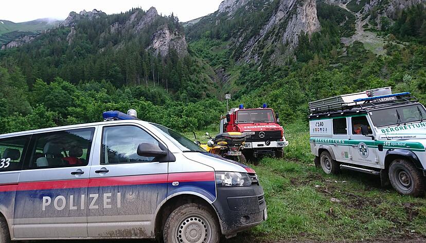 Vor den Augen seiner Wandergruppe ist ein Deutscher in Österreich in den Tod gestürzt. (Symbolbild) Vor den Augen seiner Wandergruppe ist ein Deutscher in Österreich in den Tod gestürzt. (Symbolbild)