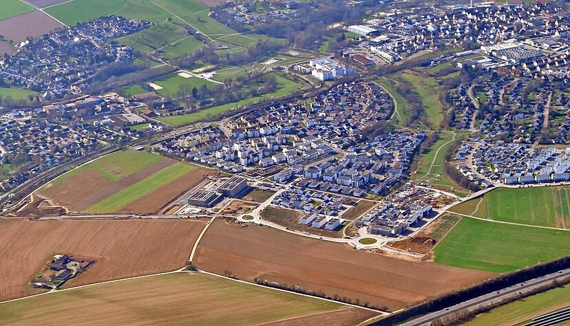 Öhringen soll mit dem Gebiet "Limespark Ost" weiter wachsen. Auf 21,8 Hektar sollen Wohnhäuser entstehen. Luftbild: Rolf Mugele Öhringen soll mit dem Gebiet "Limespark Ost" weiter wachsen. Auf 21,8 Hektar sollen Wohnhäuser entstehen. Luftbild: Rolf Mugele