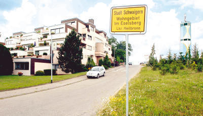 Vorne steht das Terrassenhaus: Das Baugebiet „Eselsberg“ am Schwaigerner Wasserturm weist sehr unterschiedliche Bauformen auf. (Foto: Dittmar Dirks) Vorne steht das Terrassenhaus: Das Baugebiet „Eselsberg“ am Schwaigerner Wasserturm weist sehr unterschiedliche Bauformen auf. (Foto: Dittmar Dirks)