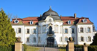 Das Neue, auch das Weiße Schloss genannt, steht in Jagsthausen.