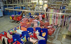 Die Nachthemden aus den Einrichtungen der Kunden werden bei Kopp Textilpflege getrennt bearbeitet. Dazu gibt es eine eigene Linie, die vom Waschen &uuml;ber Trocknen bis zum Zusammenlegen f&uuml;hrt.
Fotos: Heiko Fritze