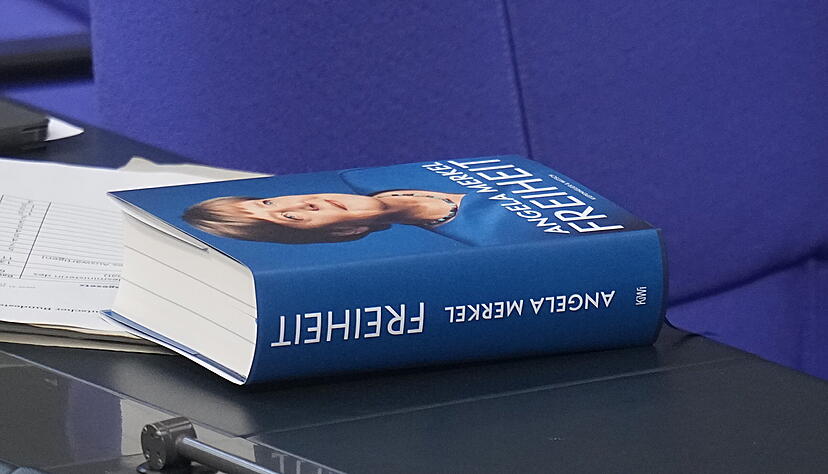 Auf einem Platz im Plenarsaal im Bundestag liegt das Buch "Freiheit" von Angela Merkel. Auf einem Platz im Plenarsaal im Bundestag liegt das Buch "Freiheit" von Angela Merkel.