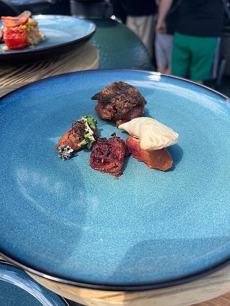 BBQ-WM in Stuttgart: Team um W&uuml;stenroter grillt um den Titel