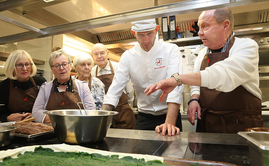 Anlässlich der Veröffentlichung des neuen Kochbuchs "Zeit zu kochen" von Boris Rommel durften sieben Stimme-Abonnentinnen und Abonnenten gemeinsam mit Stimme-Verleger Tilmann Distelbarth und Chefredakteur Uwe Ralf Heer einen Kochkurs mit dem Friedrichsruher Zwei-Sternekoch erleben. Anlässlich der Veröffentlichung des neuen Kochbuchs "Zeit zu kochen" von Boris Rommel durften sieben Stimme-Abonnentinnen und Abonnenten gemeinsam mit Stimme-Verleger Tilmann Distelbarth und Chefredakteur Uwe Ralf Heer einen Kochkurs mit dem Friedrichsruher Zwei-Sternekoch erleben.