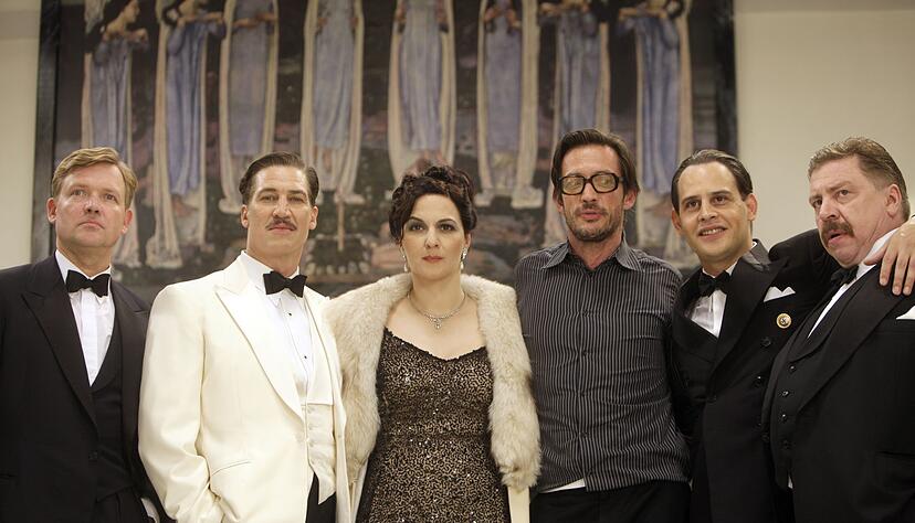 Dreharbeiten in K&ouml;ln 2009 zum Kinofilm &laquo;Jud S&uuml;ss - Film ohne Gewissen&raquo; - von links nach rechts: Schauspieler Justus von Dohn&aacute;nyi (Rolle: Veit Harlan), Tobias Moretti (Ferdinand Marian), Martina Gedeck (Anna Marian), der Regisseur Oskar Roehler, Moritz Bleibtreu (Joseph Goebbels) und Armin Rohde (Heinrich George).