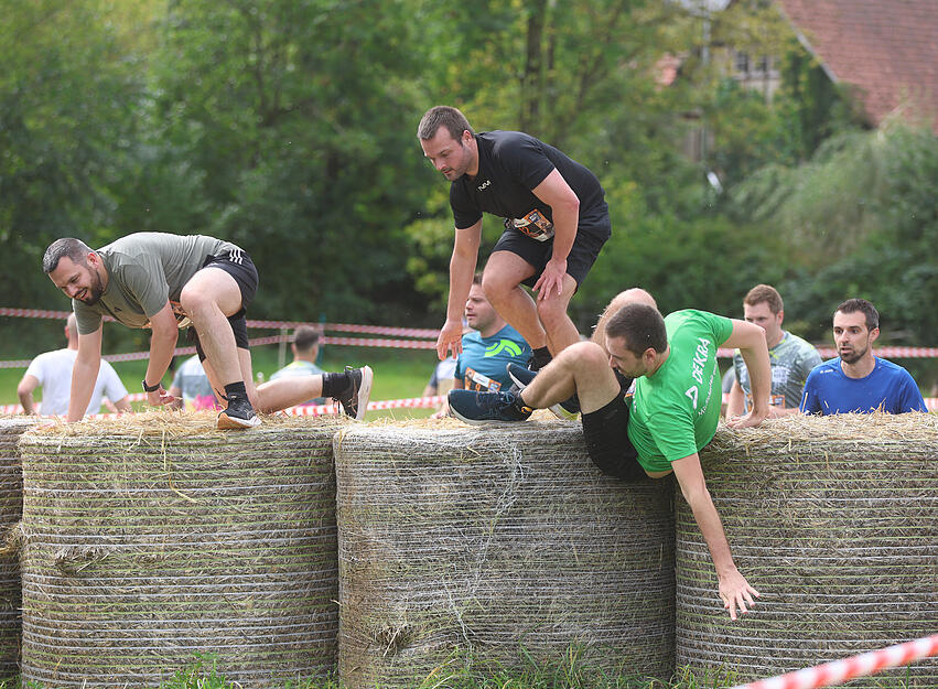 Hunderte Läufer überwanden Hindernisse und kämpften sich durch den Schlamm beim Motorman Run 2025 in Neuenstadt.
