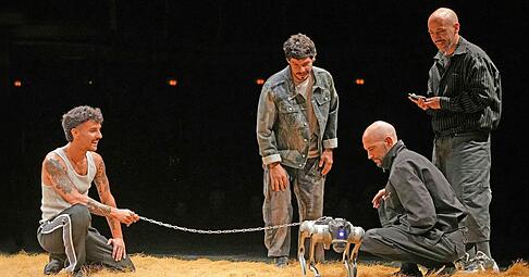 Ist er nicht s&uuml;&szlig;? Die vier Performer der Iron Skulls Company
verhandeln t&auml;nzerisch Fragen der emotionalen KI.