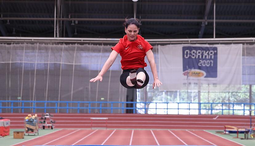 Annalena Baerbock hebt ab - beim Ortstermin in Leverkusen. Annalena Baerbock hebt ab - beim Ortstermin in Leverkusen.
