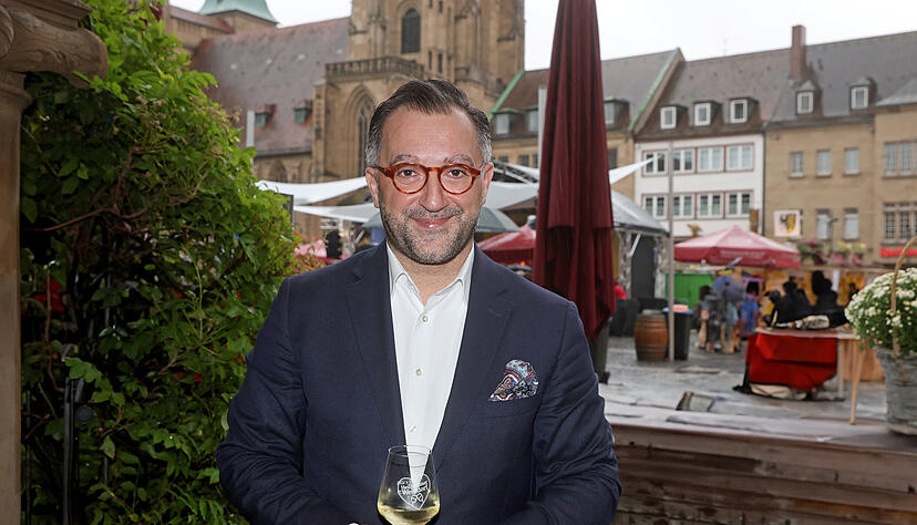 Der Weinmacher und Sommelier Ahmet Yildirim schaute dieser Tage auf dem Heilbronner Weindorf vorbei und moderierte eine Burgunder-Probe. Der Weinmacher und Sommelier Ahmet Yildirim schaute dieser Tage auf dem Heilbronner Weindorf vorbei und moderierte eine Burgunder-Probe.