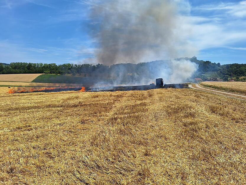 Die Rauchwolke des Flächenbrandes bei Abstatt ist weit zu sehen. Die Rauchwolke des Flächenbrandes bei Abstatt ist weit zu sehen.