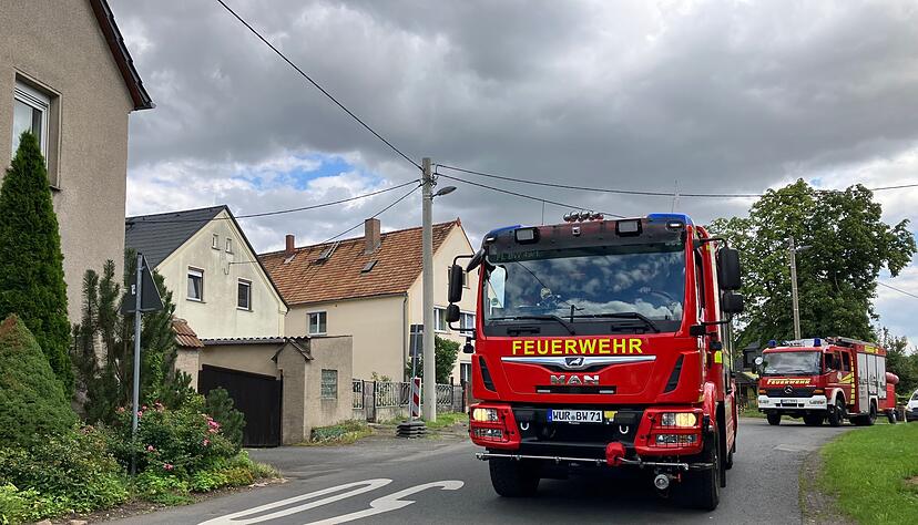 Die Feuerwehr ist schnell mit vielen Kräften vor Ort. Die Feuerwehr ist schnell mit vielen Kräften vor Ort.
