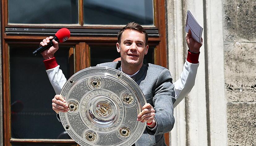 Ein l&auml;ngst gewohntes Bild: Manuel Neuer mit der Meisterschale auf dem M&uuml;nchner Rathausbalkon. (Archivbild)