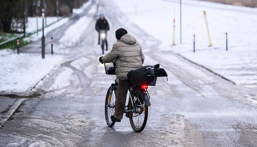 Im S&uuml;den wird es vor allem regnerisch. Im Norden und Bergland droht Schnee.