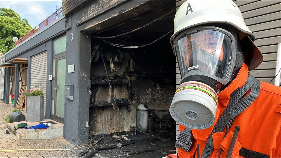 Bei dem Brand kam es zu einer starken Rauchentwicklung. Die Flammen griffen auf die Wohnbereiche im ersten und zweiten Geschoss &uuml;ber.