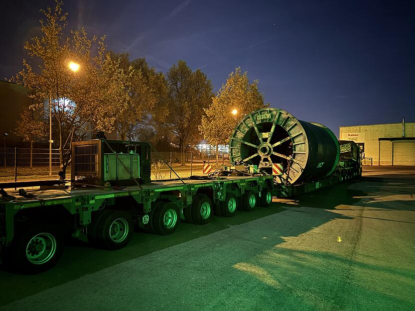 Präzisionsarbeit bei Nacht – ein Schwertransport bringt das Suedlink-Kabel von Heilbronn nach Boxberg. Präzisionsarbeit bei Nacht – ein Schwertransport bringt das Suedlink-Kabel von Heilbronn nach Boxberg.
