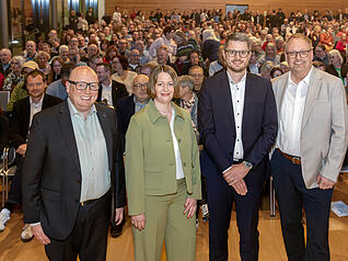 Daniel Vogelmann, Ina Krone, Jens Müller und Mark Dürr (v. l.) stellten sich am Montagabend in der vollen Nobelgusch den Fragen der HZ-Moderatorinnen. Daniel Vogelmann, Ina Krone, Jens Müller und Mark Dürr (v. l.) stellten sich am Montagabend in der vollen Nobelgusch den Fragen der HZ-Moderatorinnen.