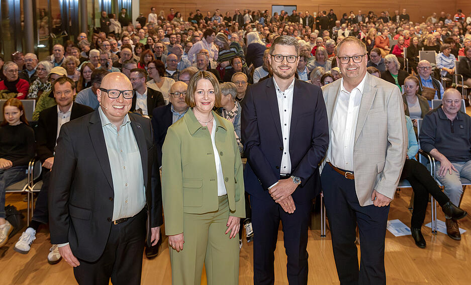 Daniel Vogelmann, Ina Krone, Jens M&uuml;ller und Mark D&uuml;rr (v. l.) stellten sich am Montagabend in der vollen Nobelgusch den Fragen der HZ-Moderatorinnen.