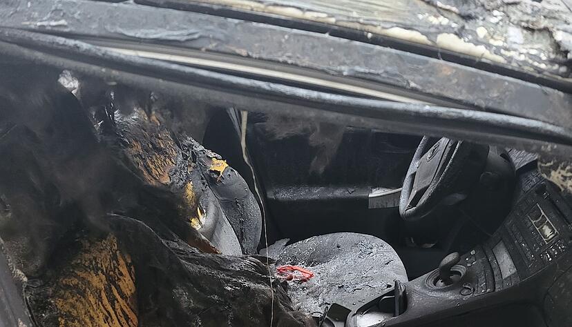 Flammendes Inferno: Dieser Innenraum ist durch einen B&ouml;ller ausgebrannt - welche Versicherung kann f&uuml;r so einen Schaden aufkommen?