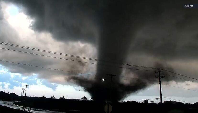Oklahoma liegt mitten in der &laquo;Tornado Alley&raquo; (deutsch etwa: Tornado-Gasse), wo h&auml;ufig Wirbelwinde entstehen - nun fegte wieder ein gro&szlig;er grauer Tornado-Trichter durch Teile des Bundesstaates.