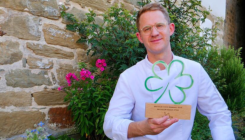 Sternekoch Heiner Bohnet betreibt seit 2022 die Goldene Sonne in Neuenstein – nun auch mit einem Grünen Michelin-Stern. Sternekoch Heiner Bohnet betreibt seit 2022 die Goldene Sonne in Neuenstein – nun auch mit einem Grünen Michelin-Stern.