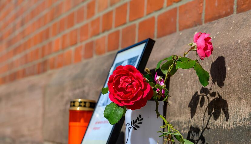 Stilles Gedenken am Bahnhof Friedland: Rosen und Kerze erinnern an die verstorbene Jugendliche.