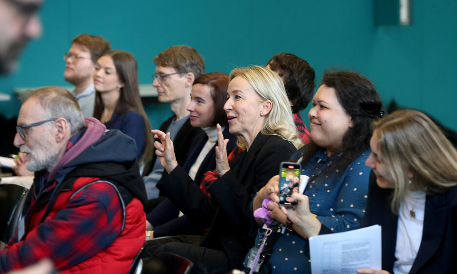 Der humanoide Roboter unterstützt Lehrkräfte bei der Sprachförderung junger Schüler.