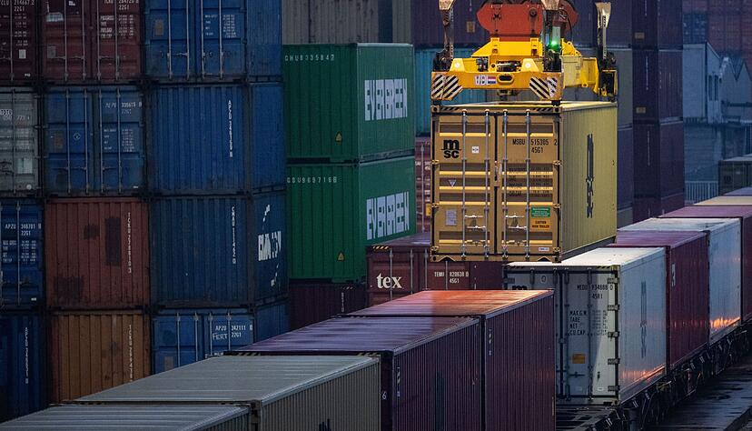 Container werden am Hafen Stuttgart umgeladen. (Symbolbild)