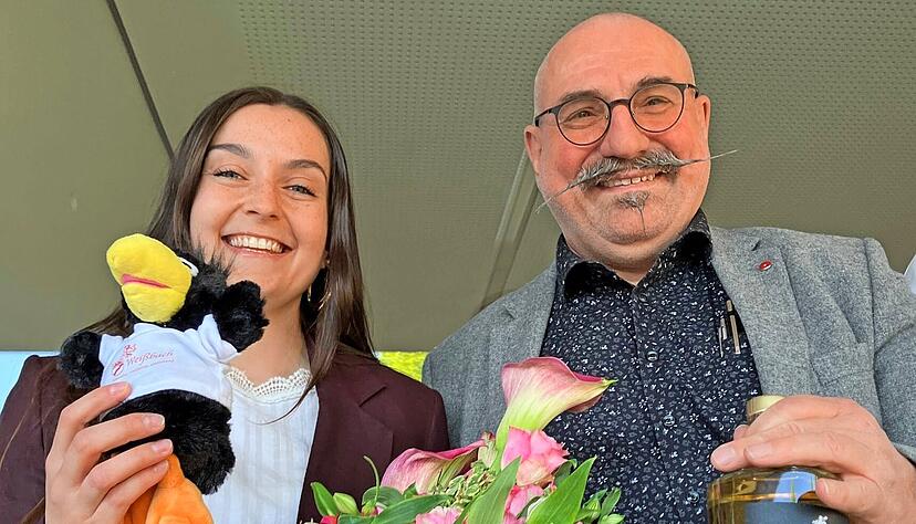 Ein Blumenstrau&szlig;, der Krappenstecher als Stofftier und ein original Wei&szlig;bacher Krappa: die strahlende Siegerin und neue B&uuml;rgermeisterin Meike Augsburger mit dem scheidenden Amtsinhaber Rainer Z&uuml;fle.