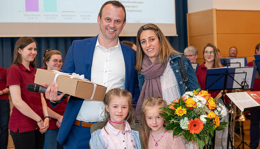 Vom intensiven Wahlkampf erschöpft, aber überglücklich zeigte sich Bernd Bordon mit seiner Frau Carolin und ihren beiden Töchtern nach der Verkündung des vorläufigen Endergebnisses.