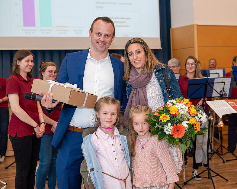 Vom intensiven Wahlkampf erschöpft, aber überglücklich zeigte sich Bernd Bordon mit seiner Frau Carolin und ihren beiden Töchtern nach der Verkündung des vorläufigen Endergebnisses.